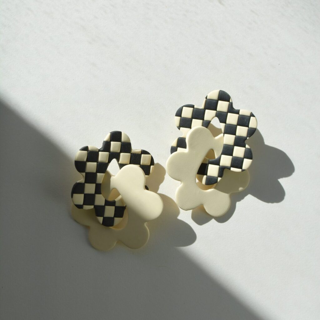 Boucles d'oreilles Daisy damier noir et beige Saboom