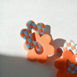 Boucles d'oreilles Daisy damier orange et bleu Saboom